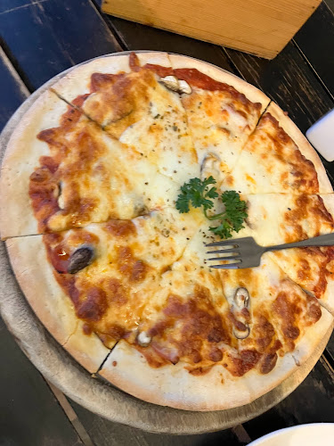 River Wine Restaurant&Karaoke - การบริการอาหารและที่พัก