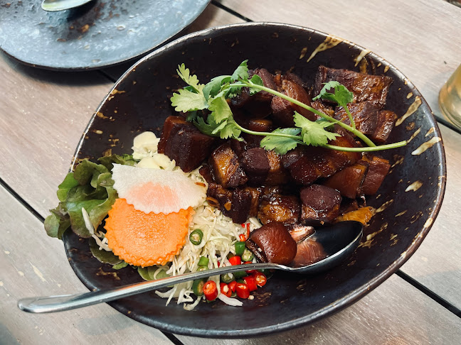 Three Monkeys Restaurant - การบริการอาหารและที่พัก