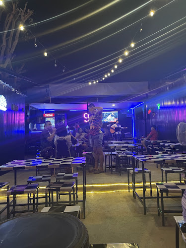 ร้าน ไนน์ - การบริการอาหารและที่พัก