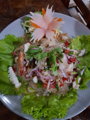 The eye club - การบริการอาหารและที่พัก