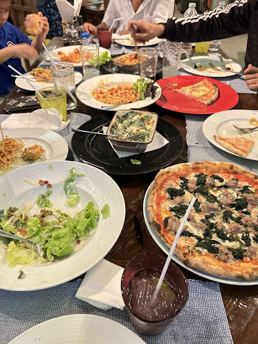 M&M's Pizzeria & Spaghetteria - การบริการอาหารและที่พัก