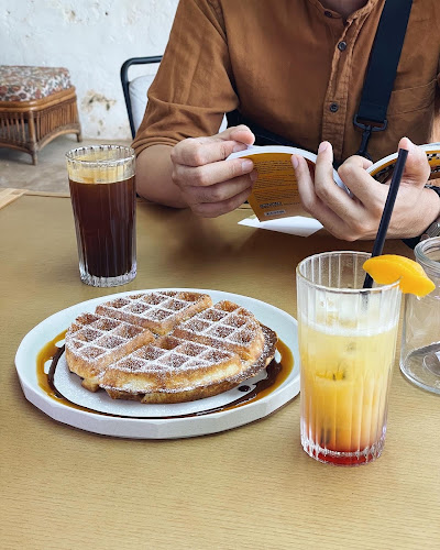 16 ถ. กระบี่ ตำบลตลาดเหนือ อำเภอเมืองภูเก็ต ภูเก็ต 83000