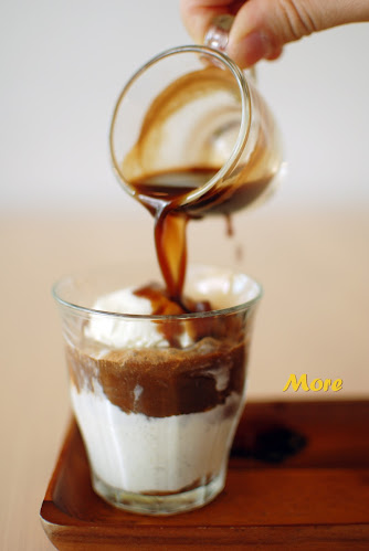 More coffee - การบริการอาหารและที่พัก