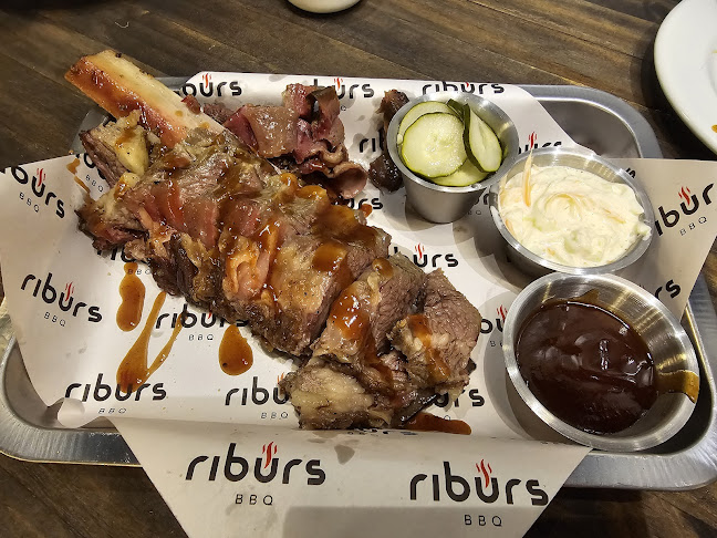 Riburs BBQ - การบริการอาหารและที่พัก
