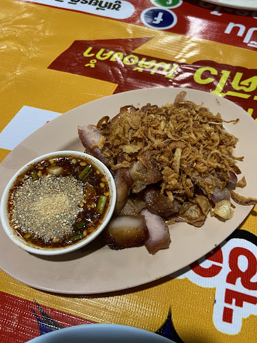 ส้มตำบนควน​ - การบริการอาหารและที่พัก