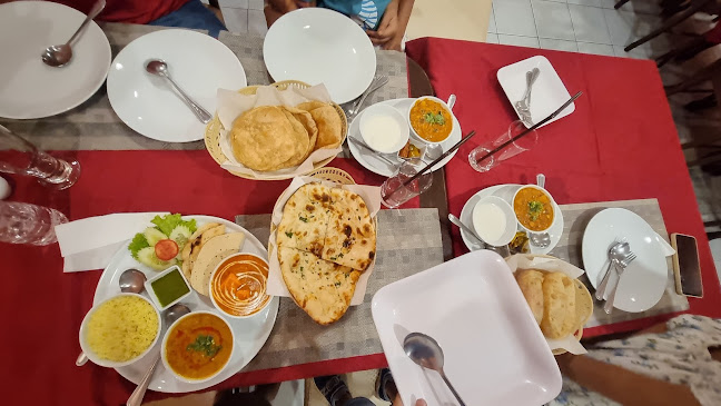 Suraj Indian Restaurant Kamala - การบริการอาหารและที่พัก