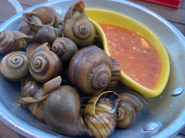 ครัวสะแตกแดกตับ - การบริการอาหารและที่พัก