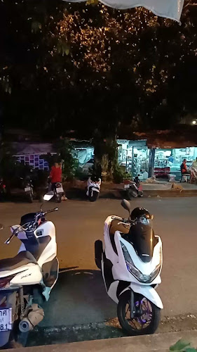 Kickin Chicken - การบริการอาหารและที่พัก