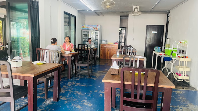 Opinii despre ร้านข้าวแกงหน้าหาดราไวย์ în อำเภอเมืองภูเก็ต - การบริการอาหารและที่พัก