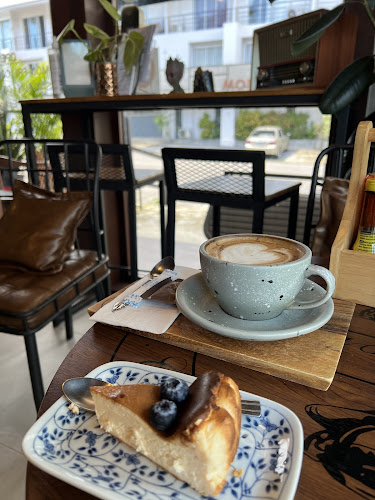 Folk Café Phuket - การบริการอาหารและที่พัก