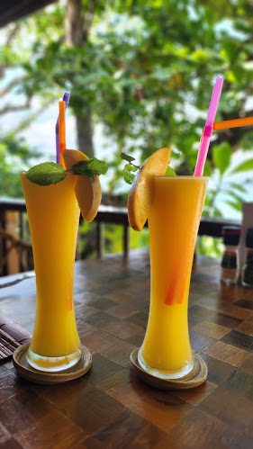 ออน เดอะ ร๊อค - การบริการอาหารและที่พัก