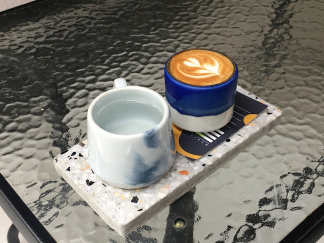 U Cup Coffeebar x Specialty Coffee (ยูคัพ คอฟฟี่บาร์ เอ็กซ์ สเปเชียลตี้คอฟฟี่) - การบริการอาหารและที่พัก