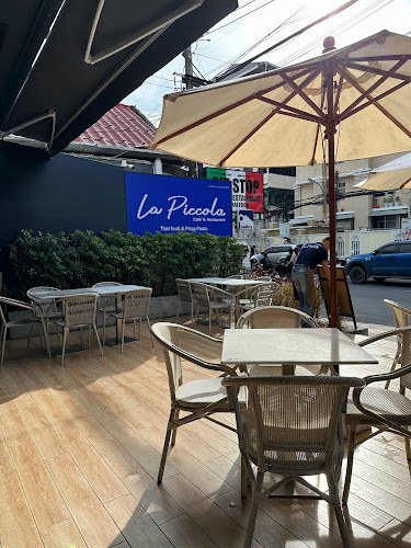 ลา พิคโคล่า คาเฟ่ แอนด์ เรสเตอรรอง - การบริการอาหารและที่พัก