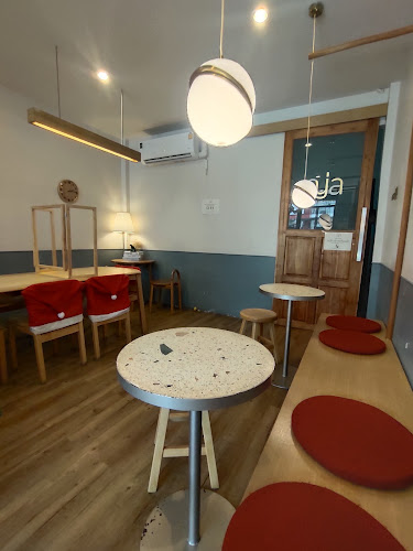 ญ่าคาเฟ่ • Coffee & Desserts •