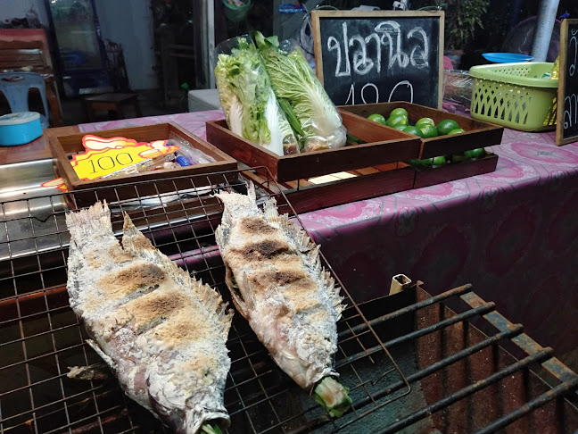 ร้านเพื่อนกันปลาเผา สาขาตลาดแฟลชค่ายเอกาทศรถ - การบริการอาหารและที่พัก