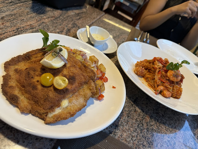 Chez Andy Swiss Restaurant & Steak House - การบริการอาหารและที่พัก