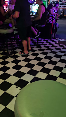 Scooter's Bar Soi Buakhao - การบริการอาหารและที่พัก