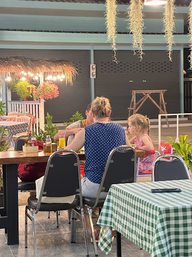 Yoyo Restaurant Karon Beach Phuket - การบริการอาหารและที่พัก