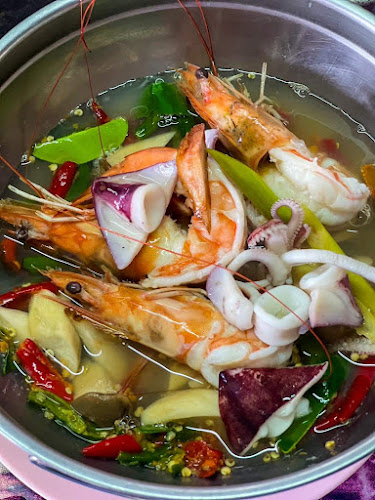 ร้านอีสานแซ่บ ซีฟู้ด - การบริการอาหารและที่พัก