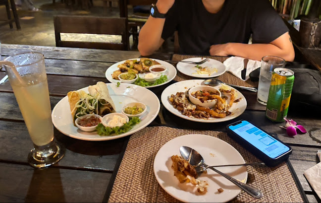 ศาลา เม็กซิกาลี - การบริการอาหารและที่พัก