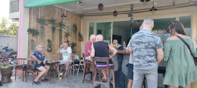 Jeab Jeab Bar - การบริการอาหารและที่พัก