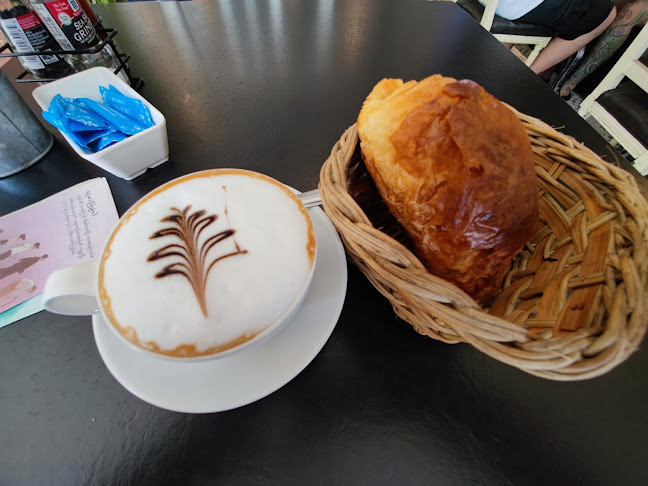 ลาฟาบริคเฟรนเบเกอรี่ - การบริการอาหารและที่พัก