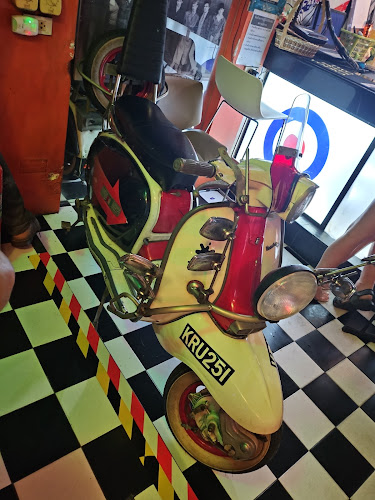 Scooter's Bar Soi Buakhao - การบริการอาหารและที่พัก