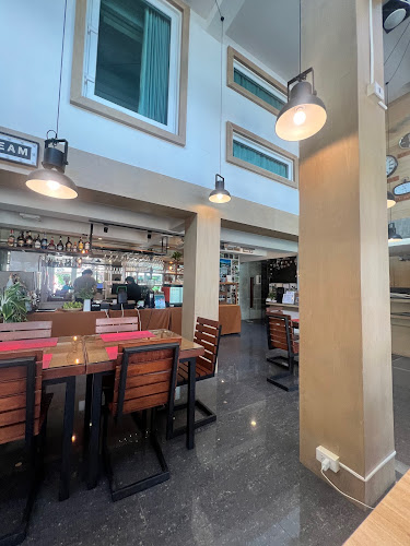 Opinii despre Delish Cafe & Restaurant în อำเภอเกาะสมุย - การบริการอาหารและที่พัก