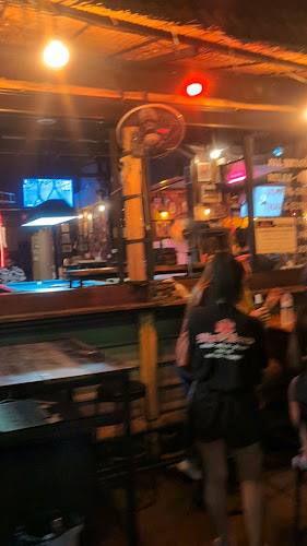 Happy Bar and Restaurant - การบริการอาหารและที่พัก