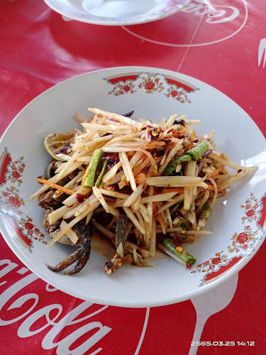 เอ๋ส้มตำ (ส้มตำซุ้มโค้ก) - การบริการอาหารและที่พัก