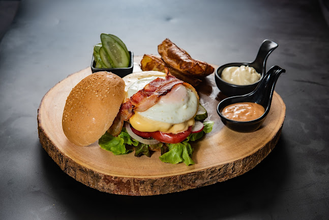 Opinii despre Vitaphorn Authentic Thai Restaurant​ & Steak House în อำเภอเมืองภูเก็ต - การบริการอาหารและที่พัก