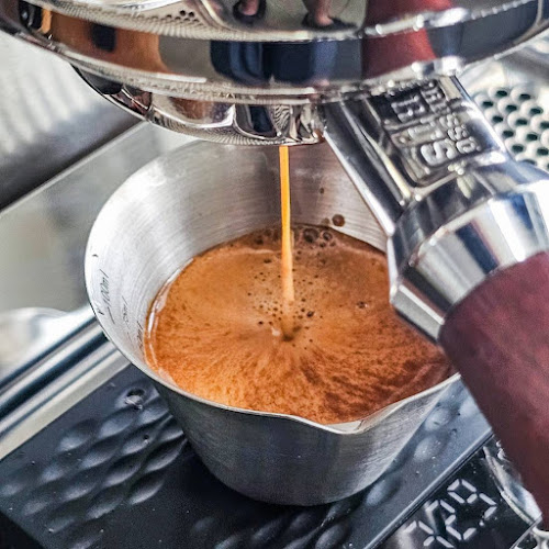 RAW COFFEE ROASTER x BAKER - การบริการอาหารและที่พัก