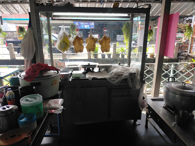 ขวัญใจข้าวมันไก่สิงคโปร์ - การบริการอาหารและที่พัก