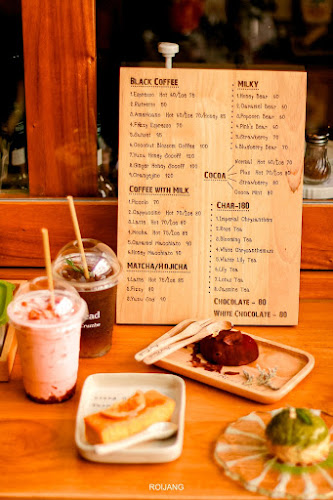Bread Crumbs Cafe' - การบริการอาหารและที่พัก