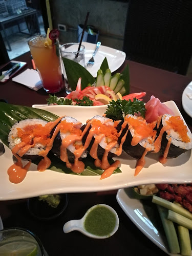 River Wine Restaurant&Karaoke - การบริการอาหารและที่พัก