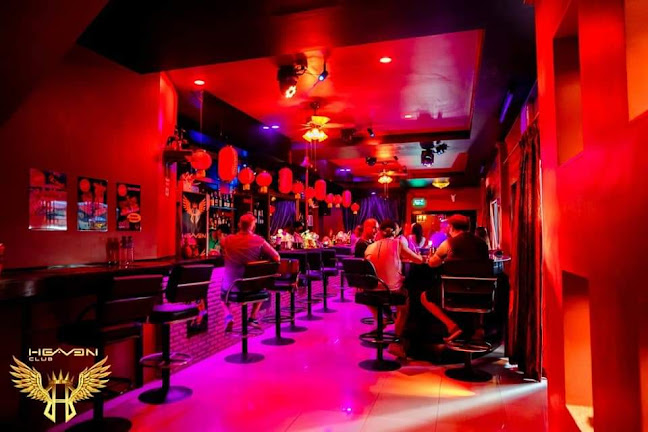 Cosy Beach Club - การบริการอาหารและที่พัก