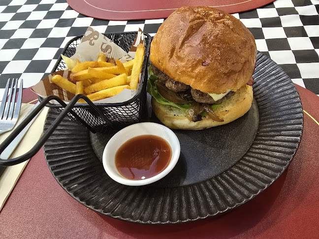 Opinii despre Santa Monica Diner Pattaya în อำเภอบางละมุง - การบริการอาหารและที่พัก