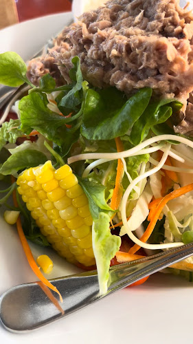 Red Chair - การบริการอาหารและที่พัก