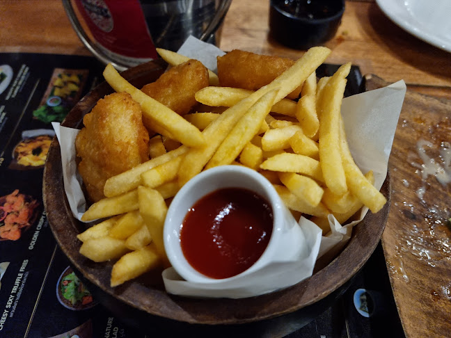 Naughty Nuri's Phuket - การบริการอาหารและที่พัก