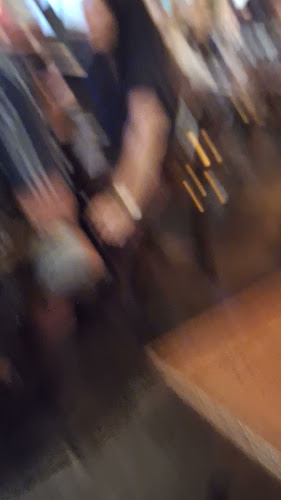 Irish Times Pub Phuket - การบริการอาหารและที่พัก