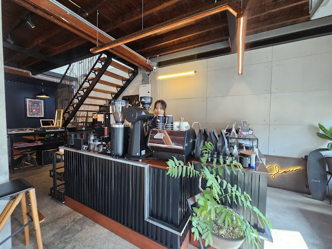 Y A R D G R O U N D - การบริการอาหารและที่พัก