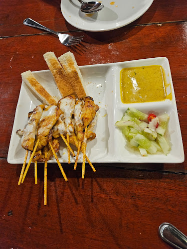 No.6 Restaurant Up The Hill - การบริการอาหารและที่พัก