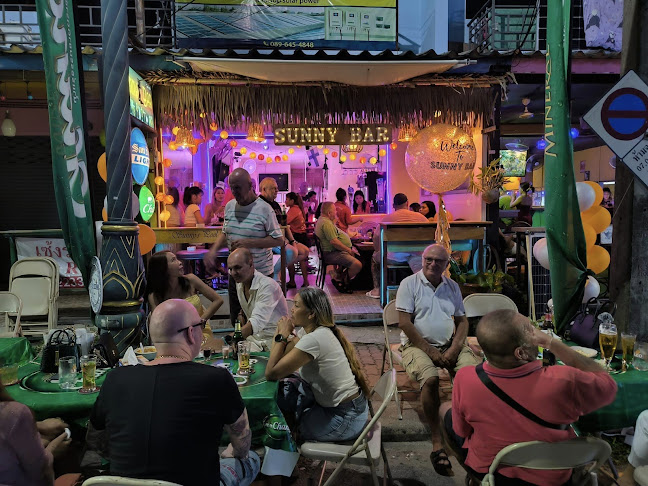 Sunny Bar Chalong - การบริการอาหารและที่พัก