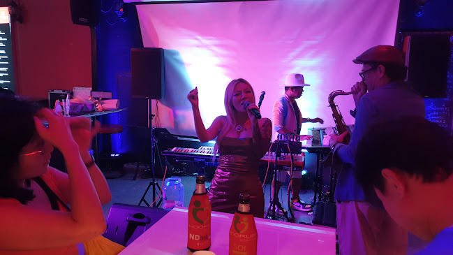 Hookup Corner - การบริการอาหารและที่พัก