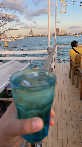 Tappia Floating Cafe Pattaya - การบริการอาหารและที่พัก