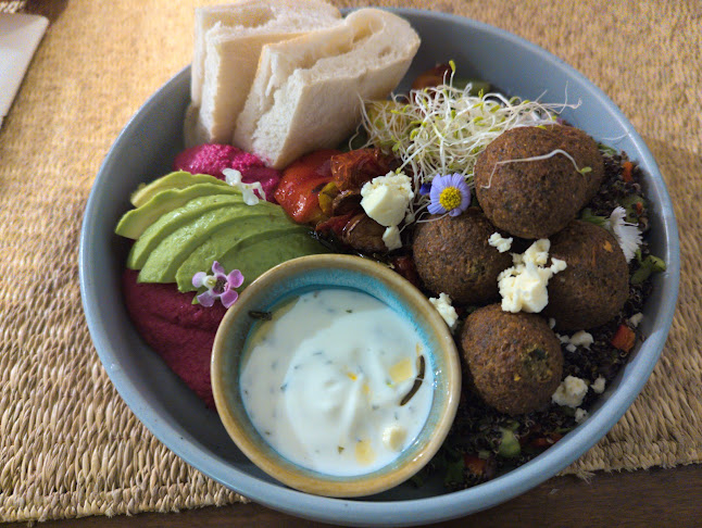 32 ถ. ทวีวงศ์ ตำบลป่าตอง อำเภอกะทู้ ภูเก็ต 83150