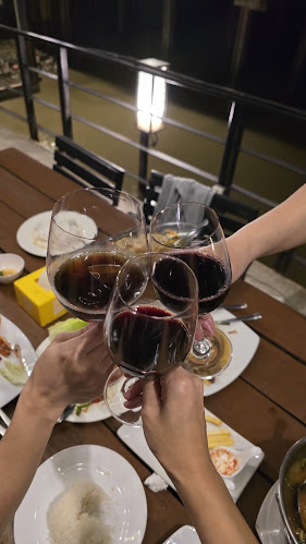 Opinii despre River Wine Restaurant&Karaoke în อำเภอปากเกร็ด - การบริการอาหารและที่พัก