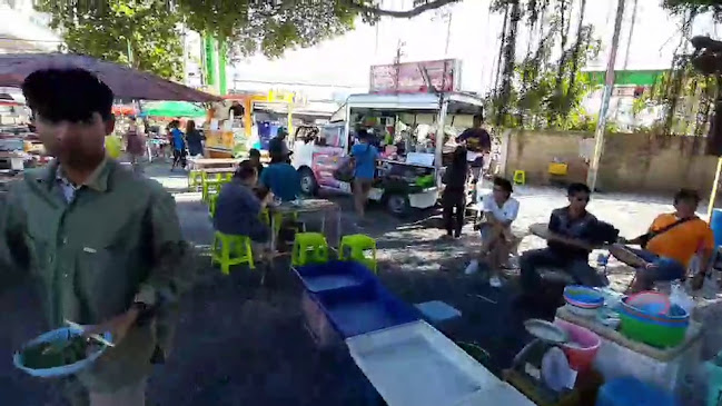 ตลาดร่มไทร ปากเกร็ด-ติวานนท์ - การบริการอาหารและที่พัก