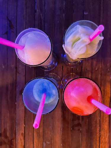 อ่าวอุดมสโมสร - การบริการอาหารและที่พัก