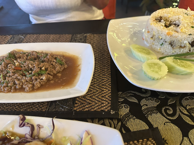 Jolly`s Hotel & Restaurant - การบริการอาหารและที่พัก